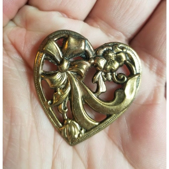 Vintage Button‎ Pin Pinback Heart Ribbon Bow Flower - Picture 1 of 2